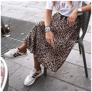 Pleated drawstring cheetah print skirt